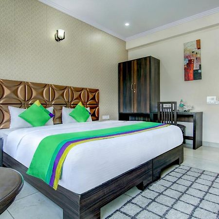 Treebo Trend Blooms Premium Hotel Gurgaon Ngoại thất bức ảnh